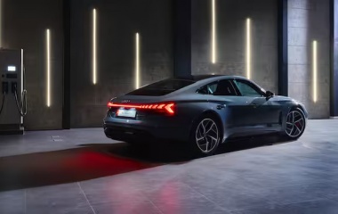 Nhanh nhạy, cân xứng và hoàn thiện tỉ mỉ, RS e-tron GT – xe điện hàng đầu của Audi.