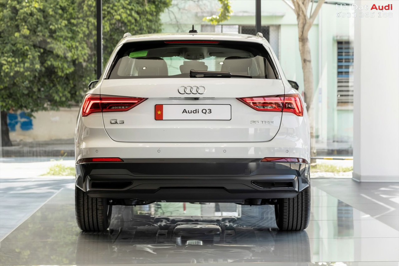 Đuôi xe Audi Q3 2024 được tạo khối chia thành 2 phần bởi một đường chạy ngang