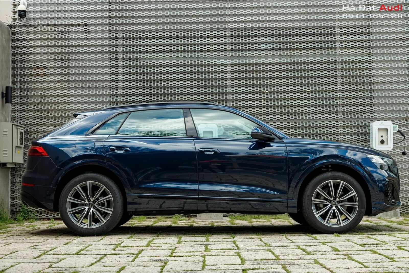 Phần hông xe liền lạc và mượt mà trên Audi Q8 2023