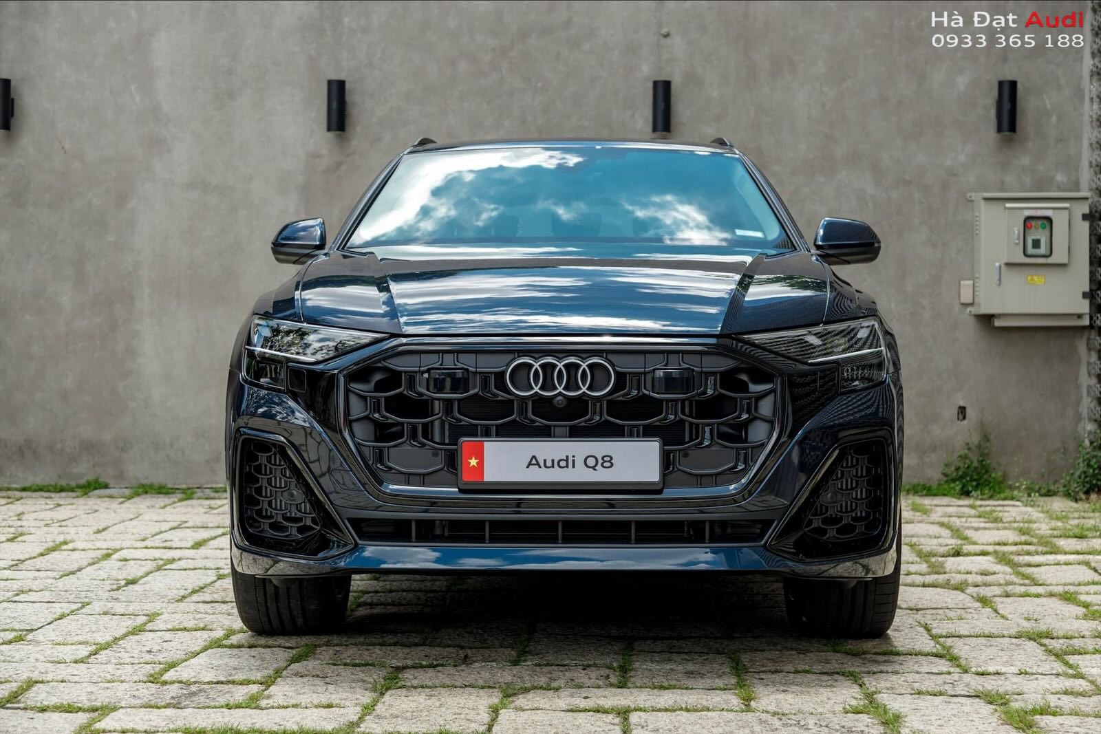 Audi Q8 2023 S line ngay lập tức tạo ấn tượng mạnh mẽ khi nhìn từ phía trực diện nhờ bộ lưới tản nhiệt khung đơn hình bát giác cỡ lớn