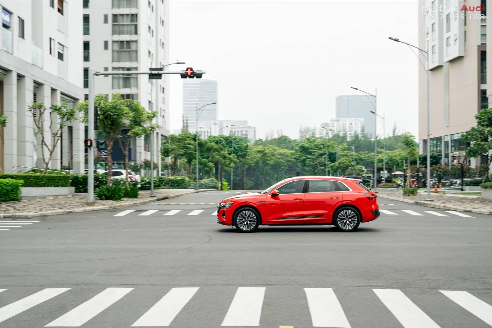 hong xe audi q8 e-tron 2024