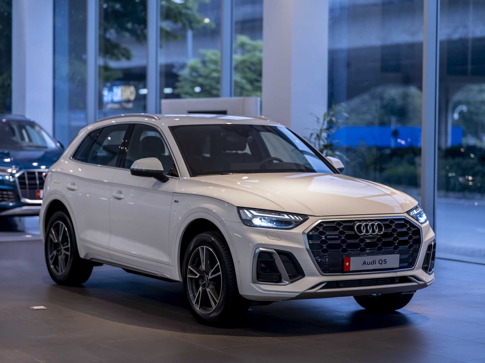 Audi Q5 2023 là sự kết hợp hoàn hảo giữa phong cách của hai thương hiệu này, cho vẻ ngoài cứng cáp, khỏe khoắn mà không kém phần mượt mà, thời trang