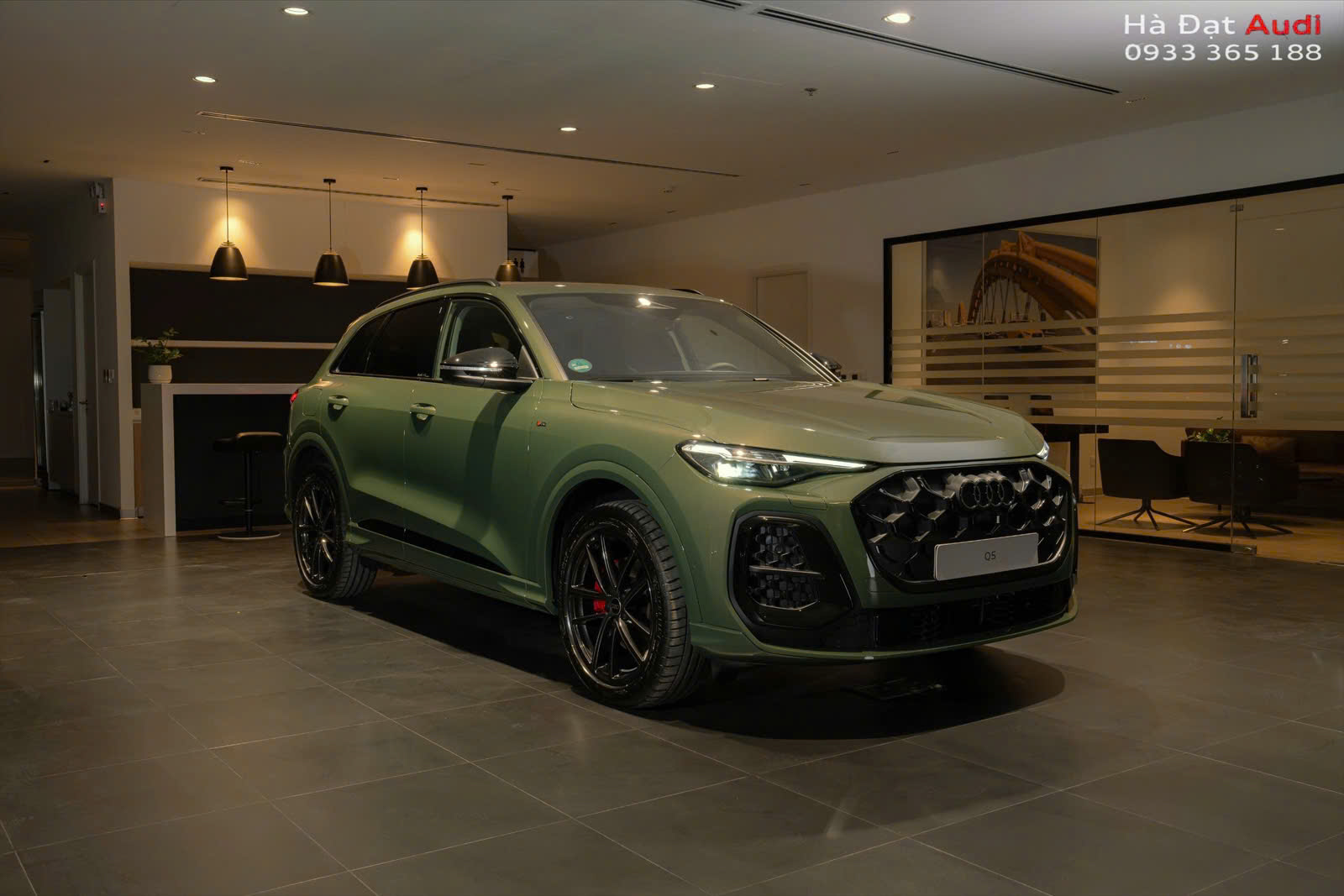 Audi Q5 2025 là sự kết hợp hoàn hảo giữa phong cách của hai thương hiệu này, cho vẻ ngoài cứng cáp, khỏe khoắn mà không kém phần mượt mà, thời trang