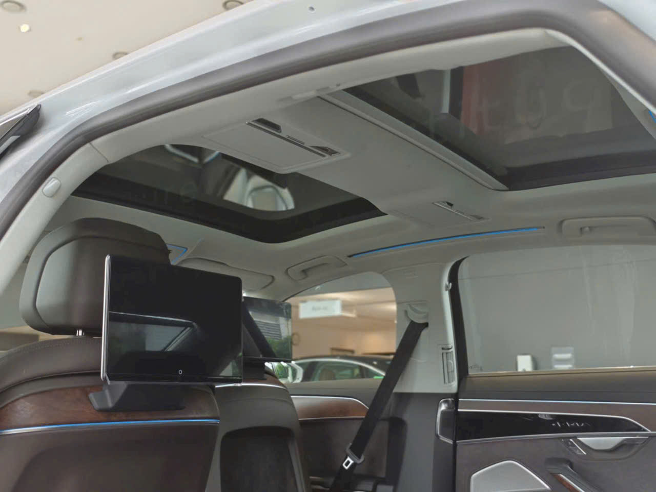 cua so troi tren audi a8l 2026