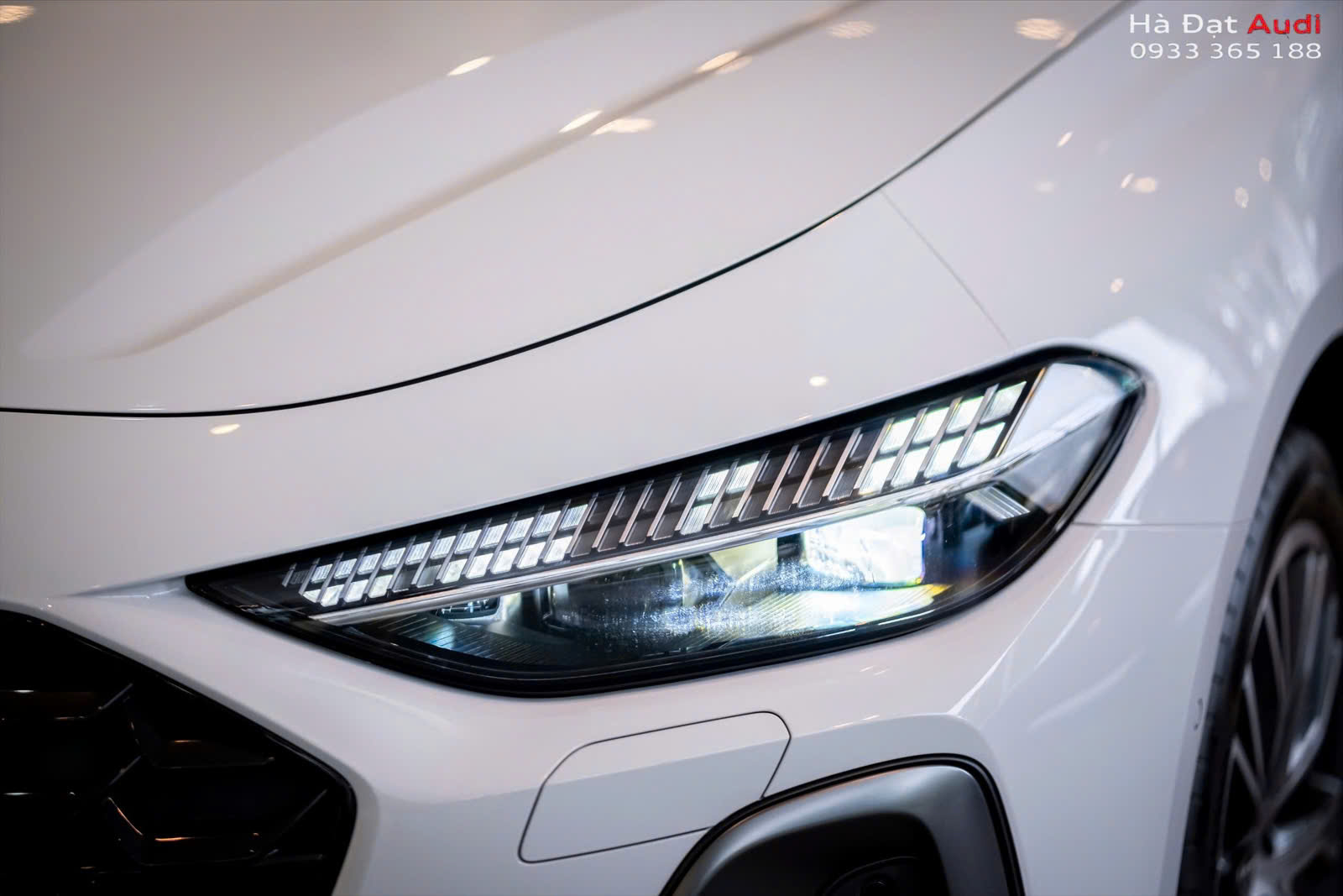 Cụm đèn pha của Audi A5 2026 có sự đổi mới hoàn toàn, đồ họa hình khối tinh tế nay thế chỗ cho tạo hình góc cạnh như ở phiên bản trước