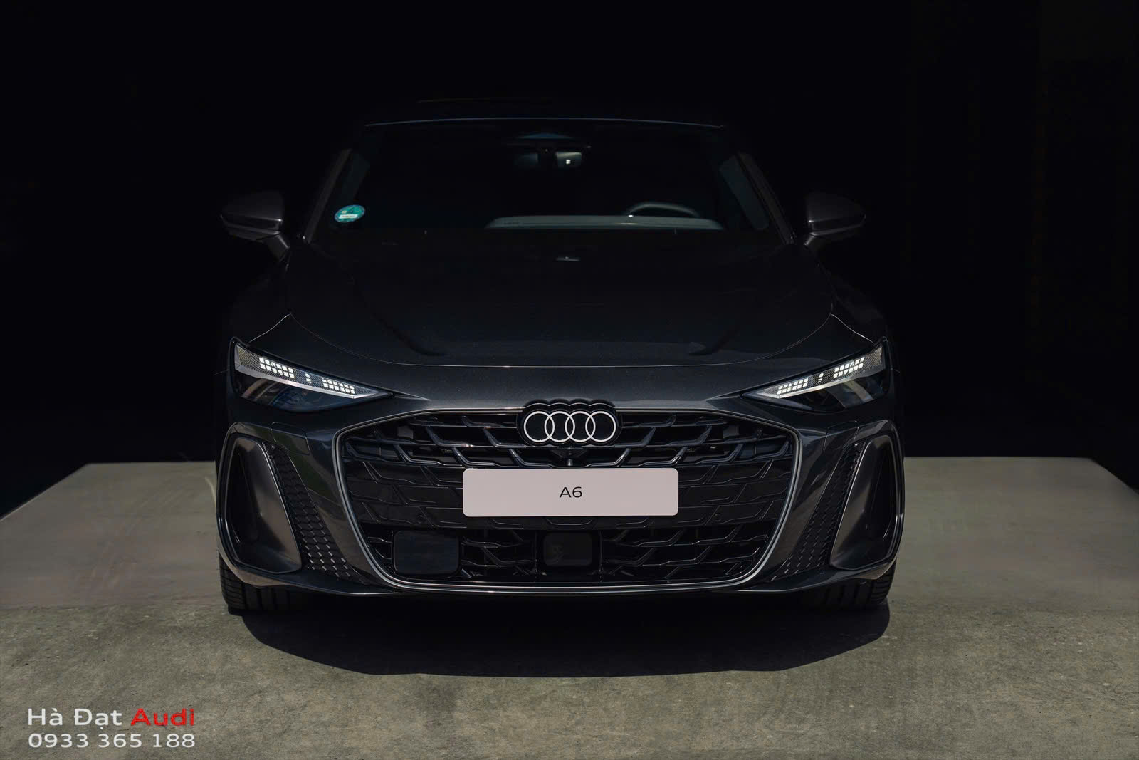 Đầu xe Audi A6 2026 cuốn hút nhờ bộ lưới tản nhiệt lục giác Singleframe cỡ lớn, bên trong chứa nhiều nan đơn mạ crom sáng bóng chạy ngang