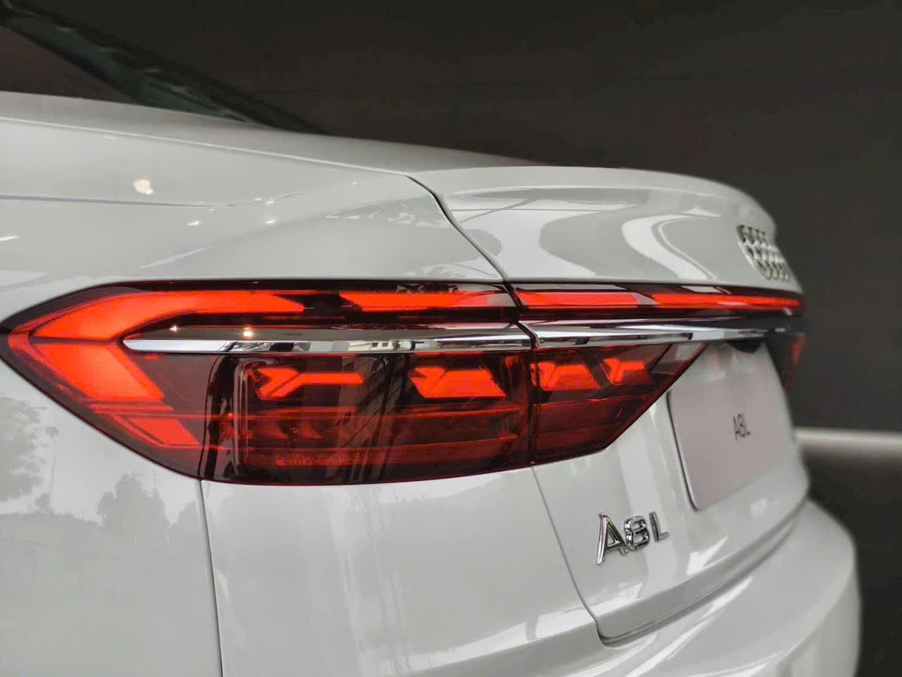 den hau xe audi a8l 2026