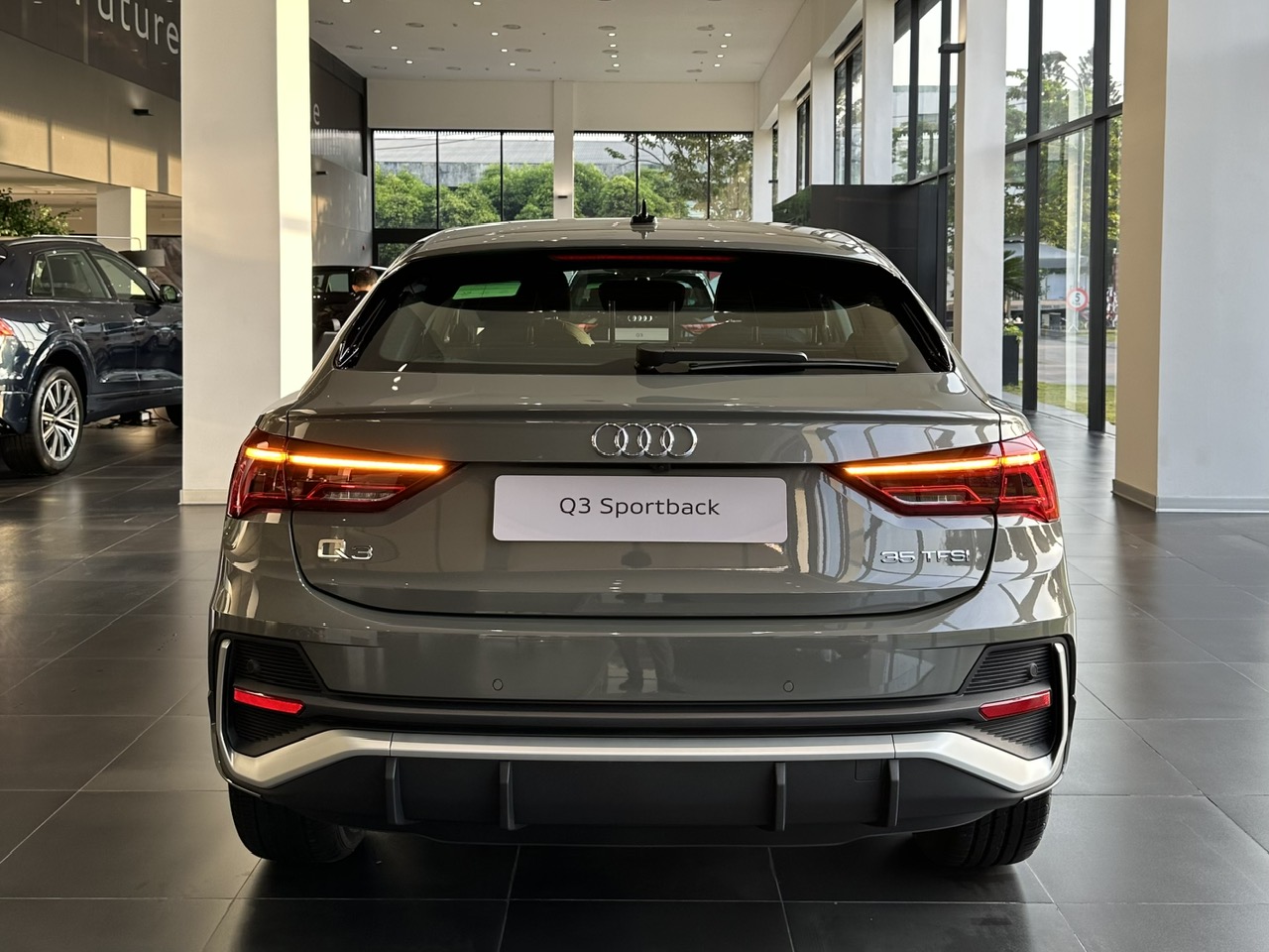 Cụm đèn hậu tinh xảo