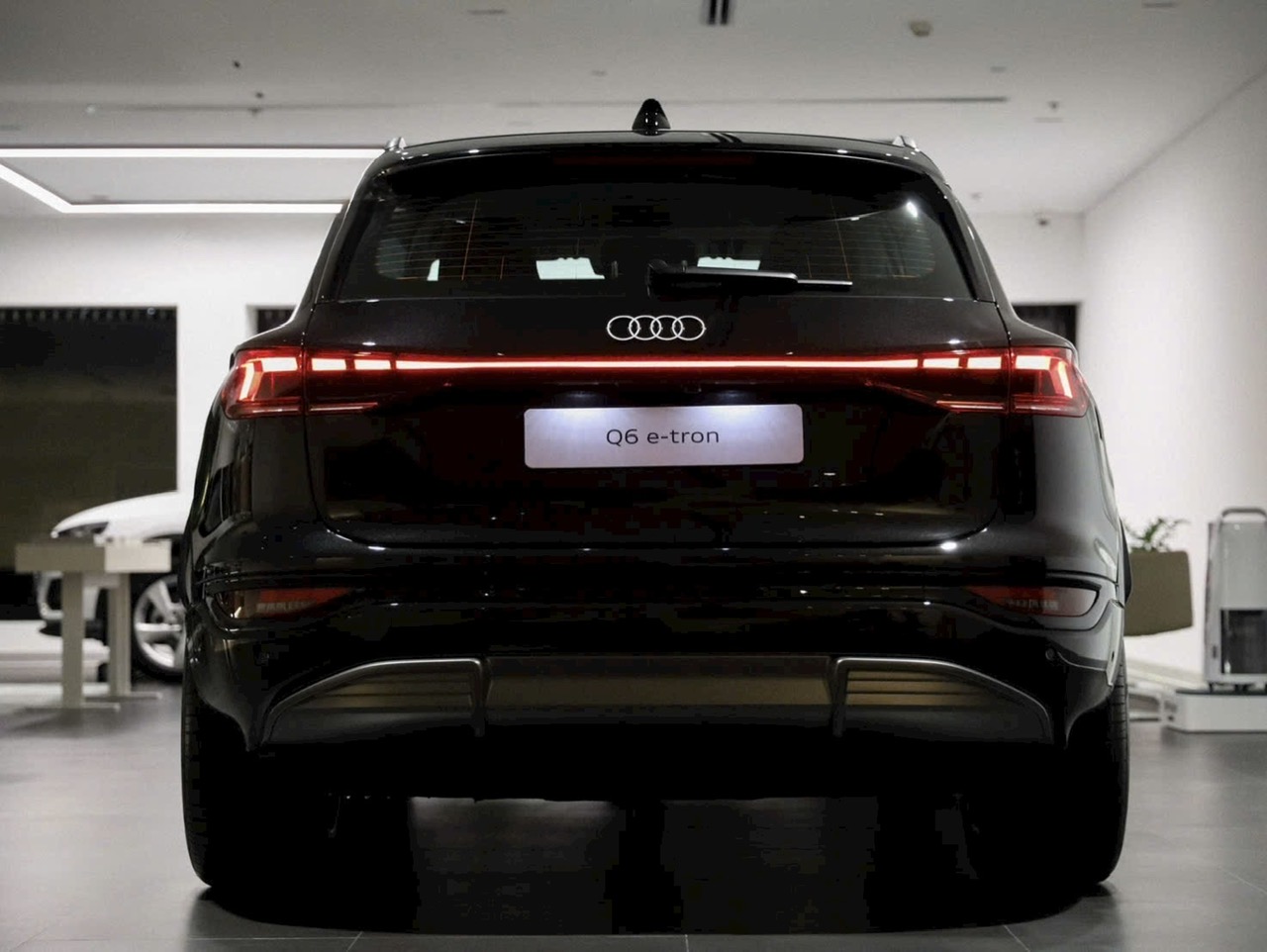 duoi xe audi q6 etron