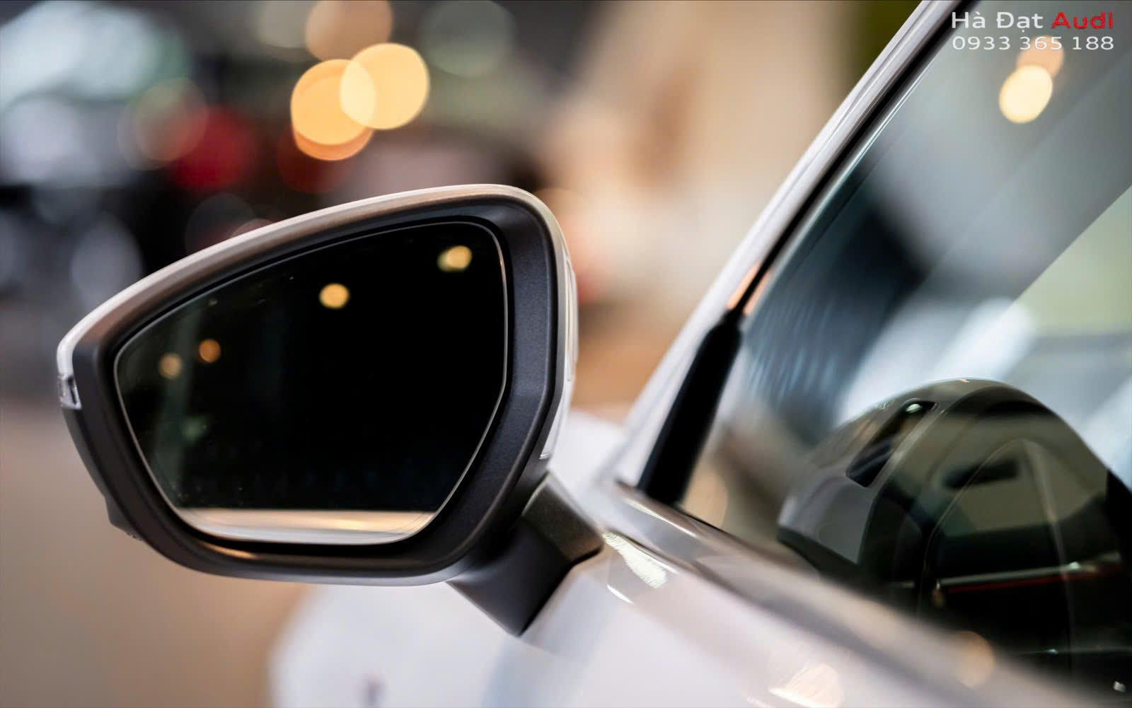 Cặp gương chiếu hậu của Audi A5 2026 bố trí tách rời cột A, đặt ở vai cửa hỗ trợ hạn chế điểm mù, cũng như tăng thêm vẻ thể thao