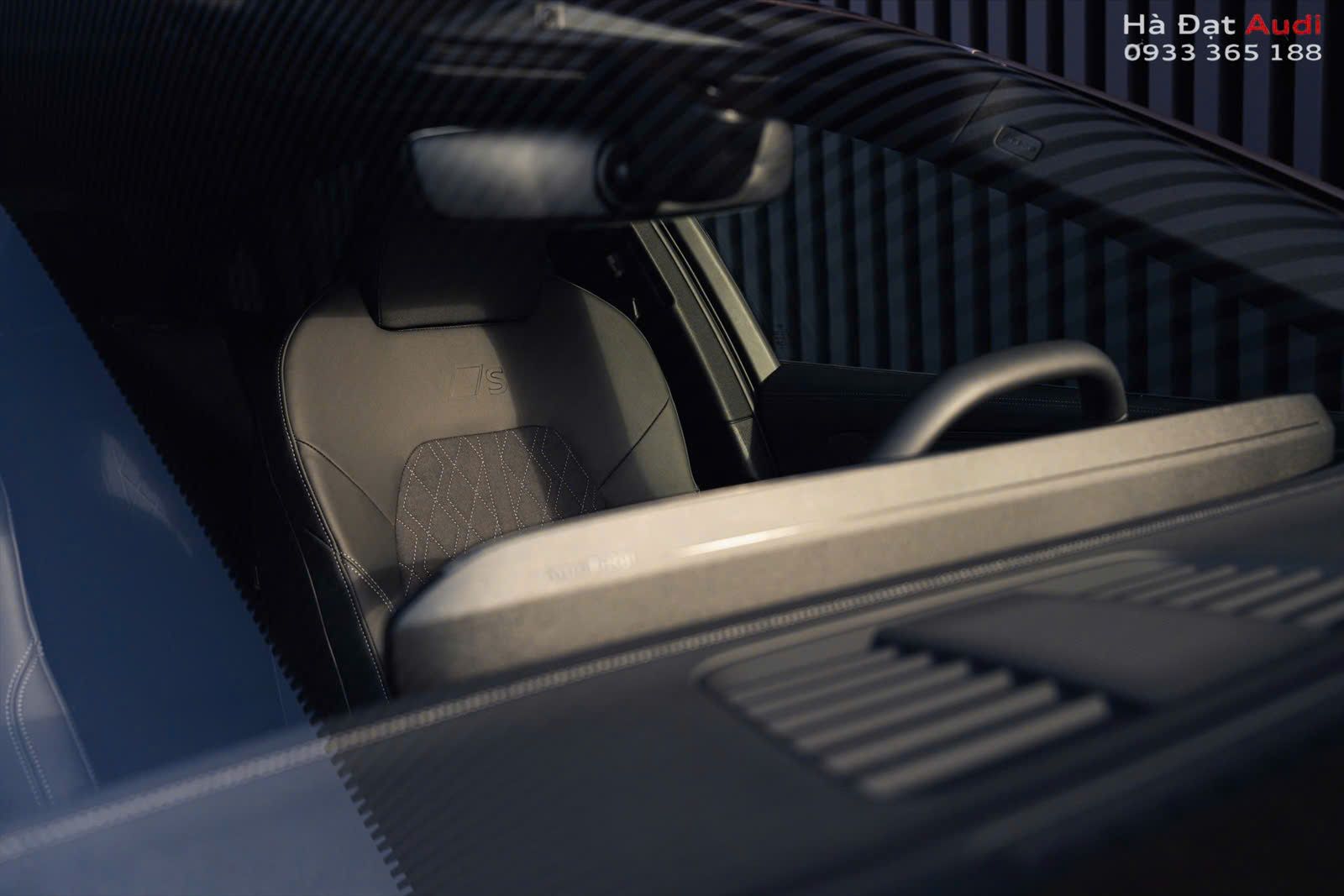 Hàng ghế trước hỗ trợ chỉnh điện, bơm lưng 4 chiều và nhớ vị trí ghế lái