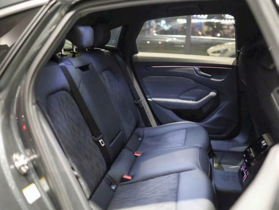 Hàng ghế sau rộng rãi, tiện nghi trên Audi A6 2025