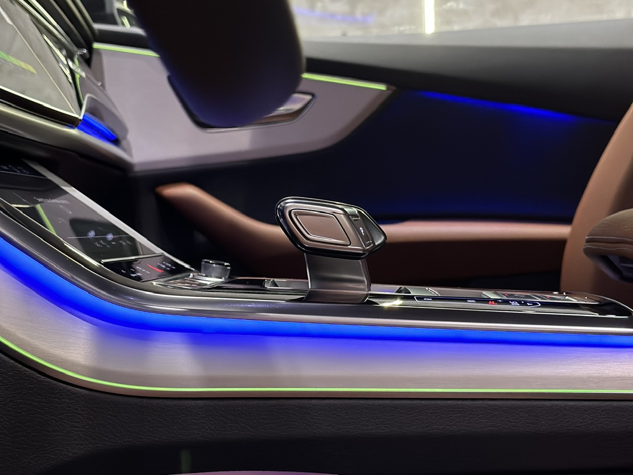 he thong den vien audi q8 2026