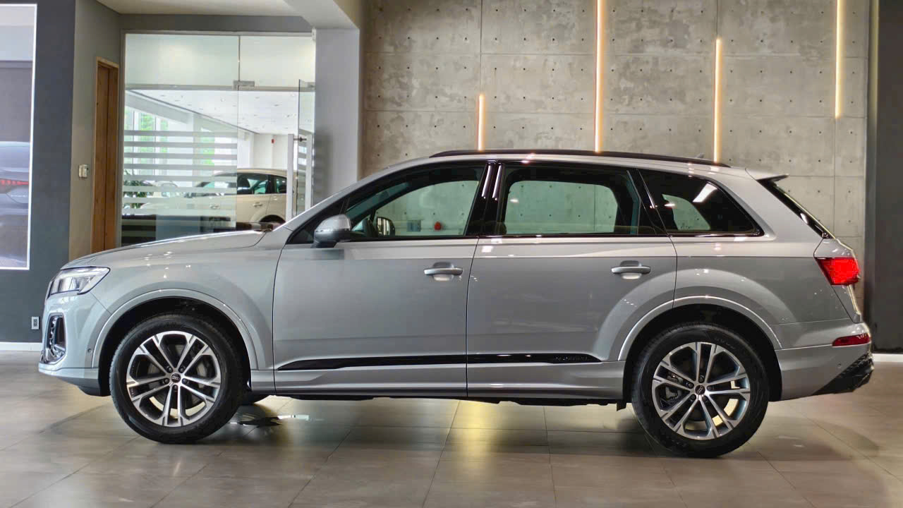 hong xe audi q7 2026