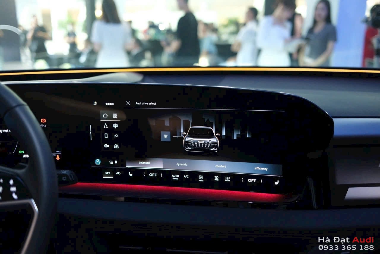 2 man hinh audi q8 e-tron 2025