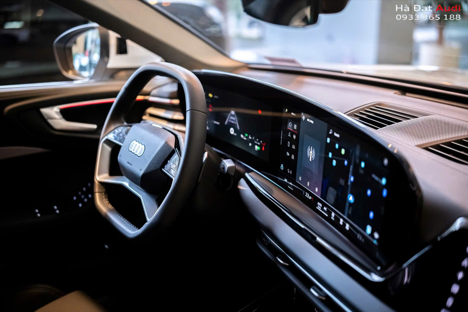 Nổi bật giữa bảng điều khiển trung tâm của Audi A4 2025 là màn hình cảm ứng MMI lớn cực thanh mảnh với độ dày chỉ 13 mm
