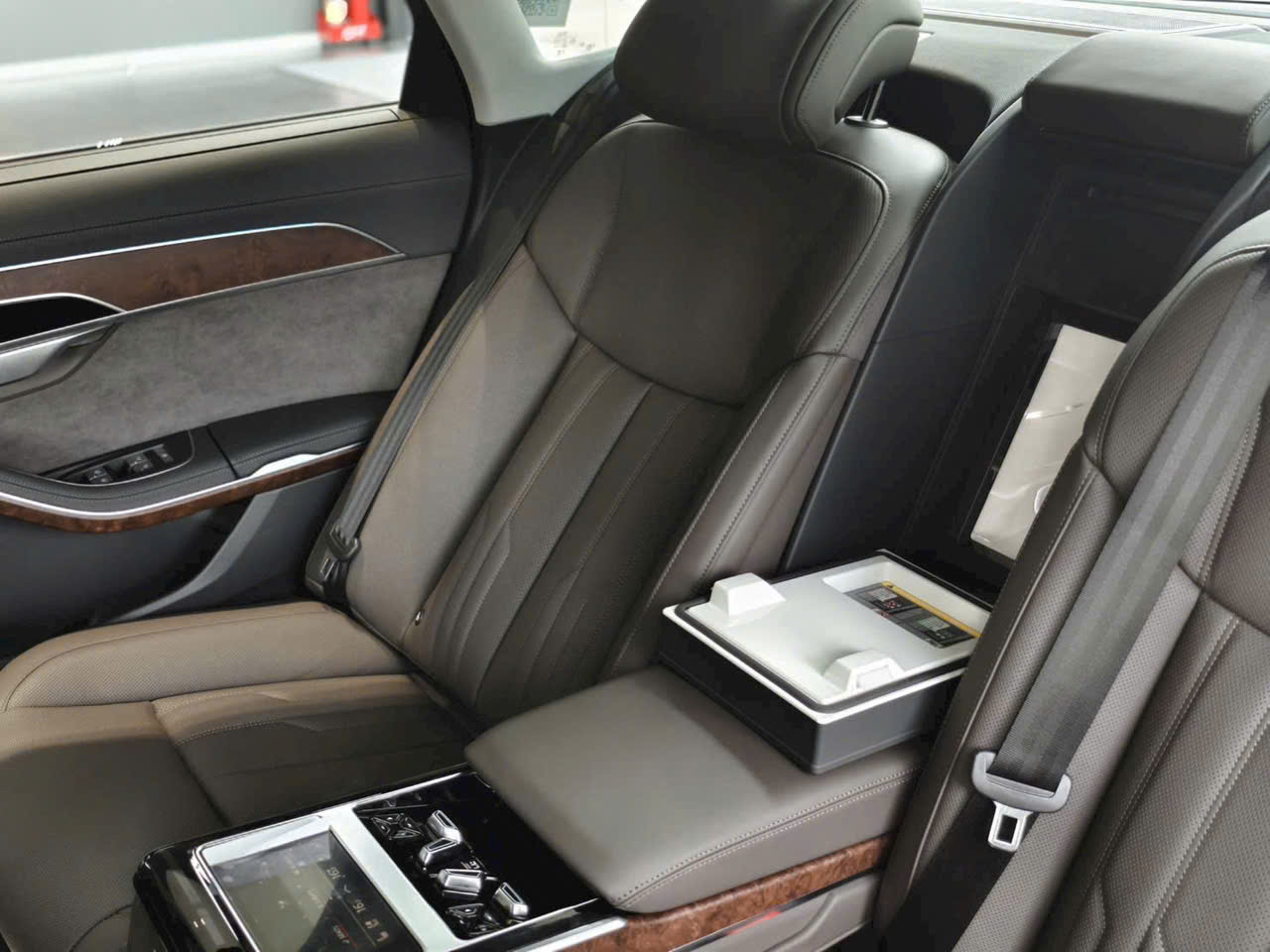 man hinh điều khiên và tu lanh audi a8l 2026