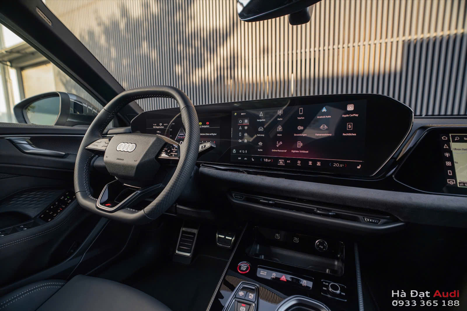 Nổi bật giữa khoang lái là vô lăng bọc da thể thao có thiết kế 4 chấu độc đáo, tích hợp đầy đủ các nút điều khiển cảm ứng tiện lợi