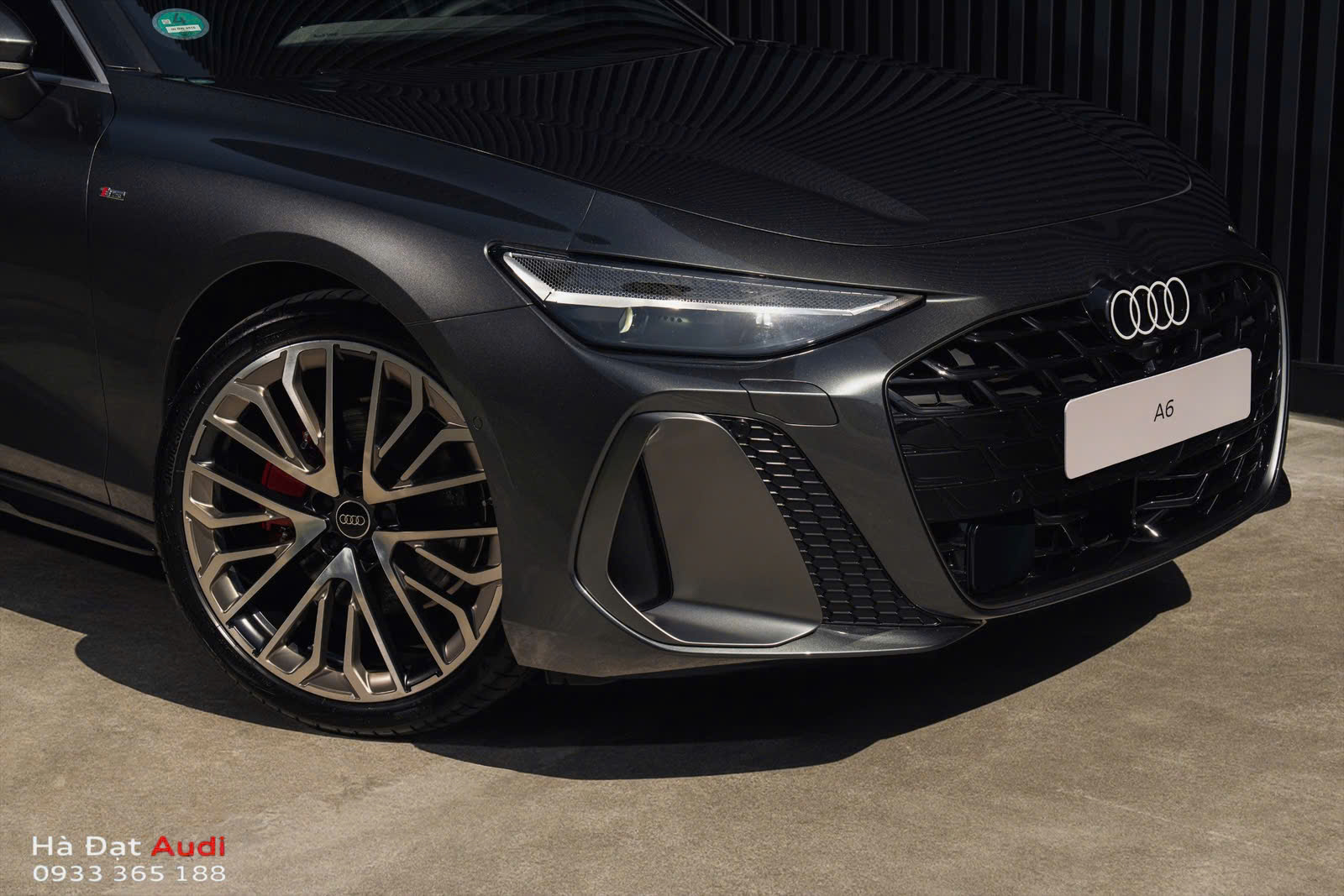 Sự kết hợp giữa 5 dải LED chiếu sáng ban ngày cùng 3 Module LED khối vuông giúp cho cụm đèn trông như cặp mắt đầy sắc sảo