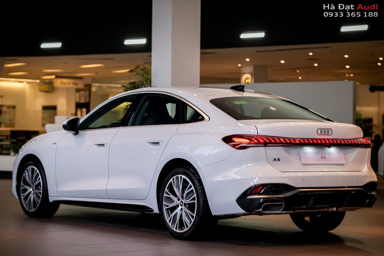 Đường dập nổi nối dài 2 cụm đèn trước sau được thay thế bằng những đường ngắt quãng phía dưới, khiến trọng tâm chiếc sedan như hạ thấp hơn