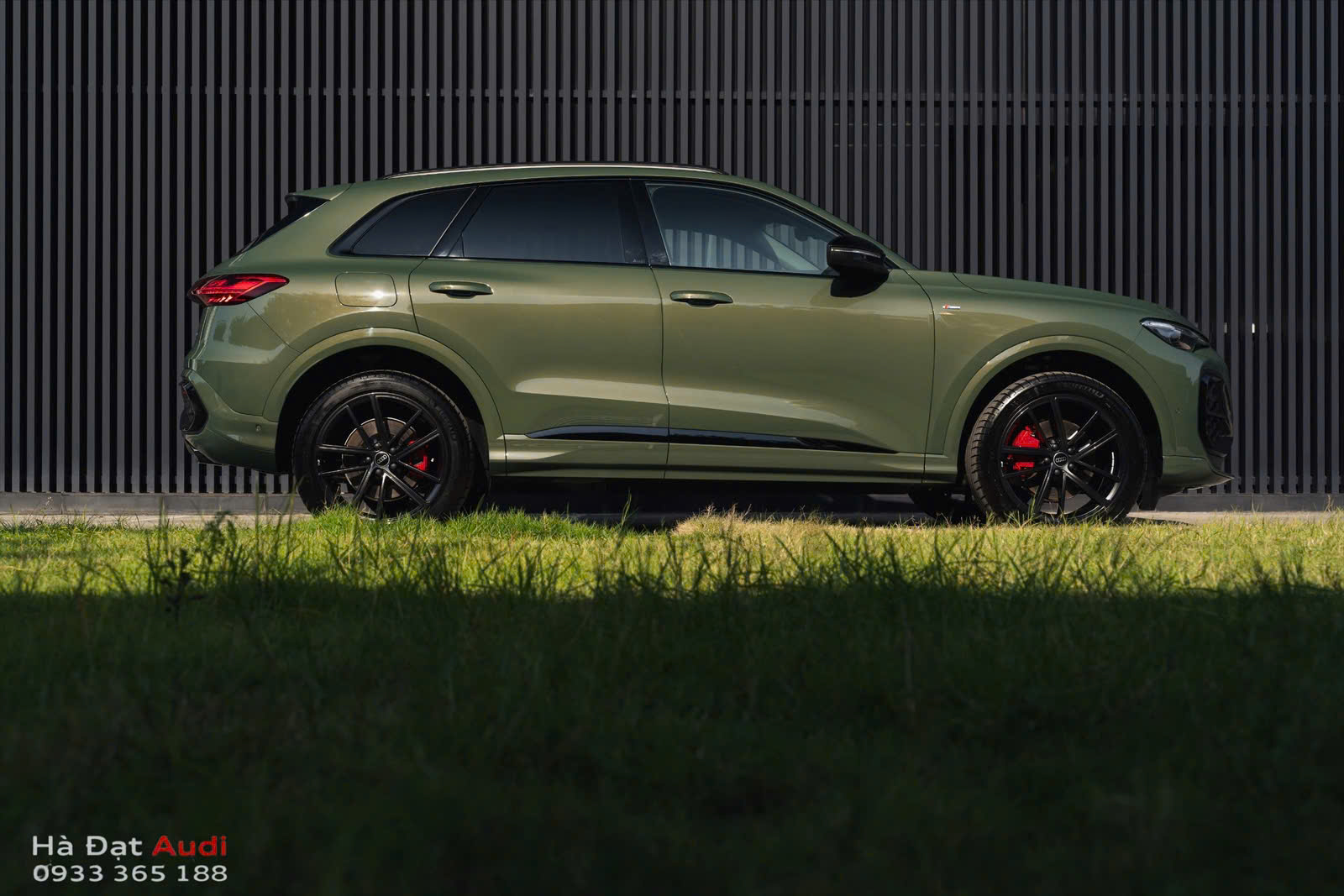 Ở bên hông, dáng xe Audi Q5 2025 thuôn dài, khoảng sáng gầm xe lớn hơn, mang đầy tính khí động học